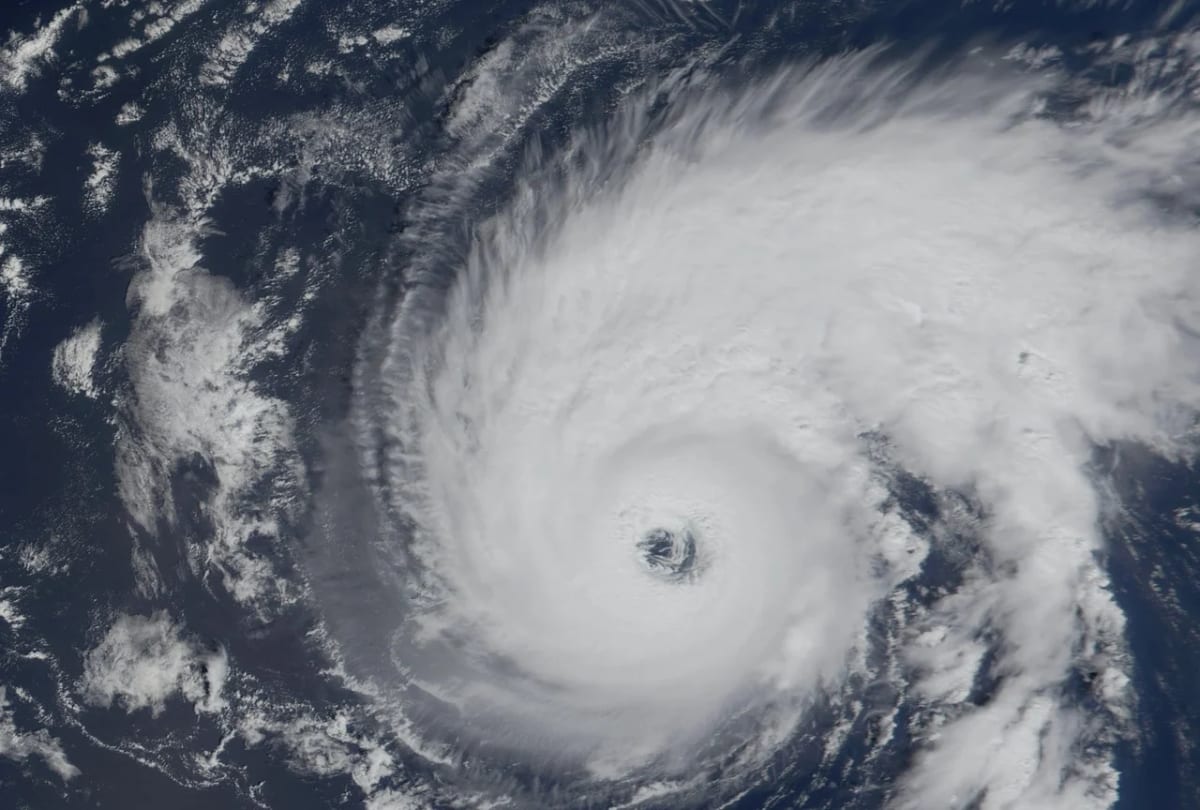 Imagen satelital del huracán Erin mostrando su ojo y estructura nubosa en el océano Atlántico