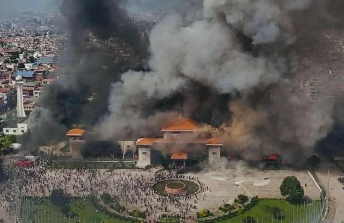 Vista aérea de un gran edificio en llamas durante las protestas en Nepal