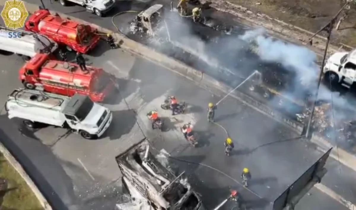 Bomberos y brigadistas sofocan incendio tras la explosión de una pipa de gas en Iztapalapa, CDMX, con varios vehículos calcinados