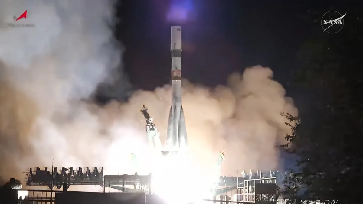 Despegue de la nave Progress 93 desde Baikonur iluminando el cielo nocturno de Kazajstán con rumbo a la Estación Espacial Internacional
