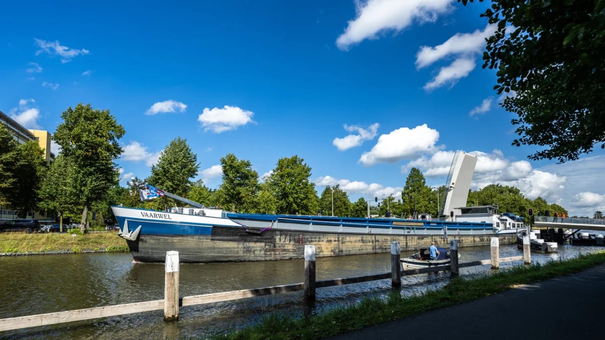 Barco de carga transporta la nave espacial Plato de la Agencia Espacial Europea por el río Rin rumbo al centro ESTEC en Países Bajos