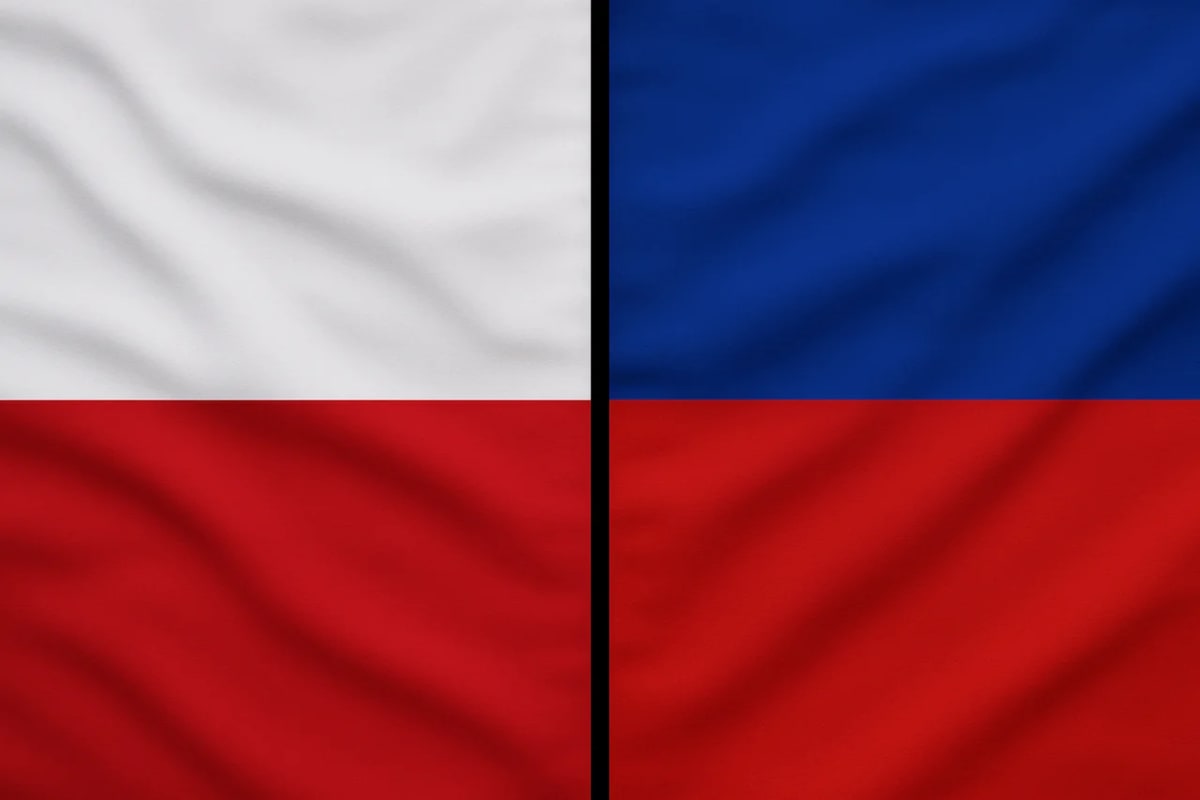 Banderas de Polonia y Rusia cubriendo toda la pantalla, separadas verticalmente por una fina línea negra en el centro, con texturas de tela onduladas en ambas mitades