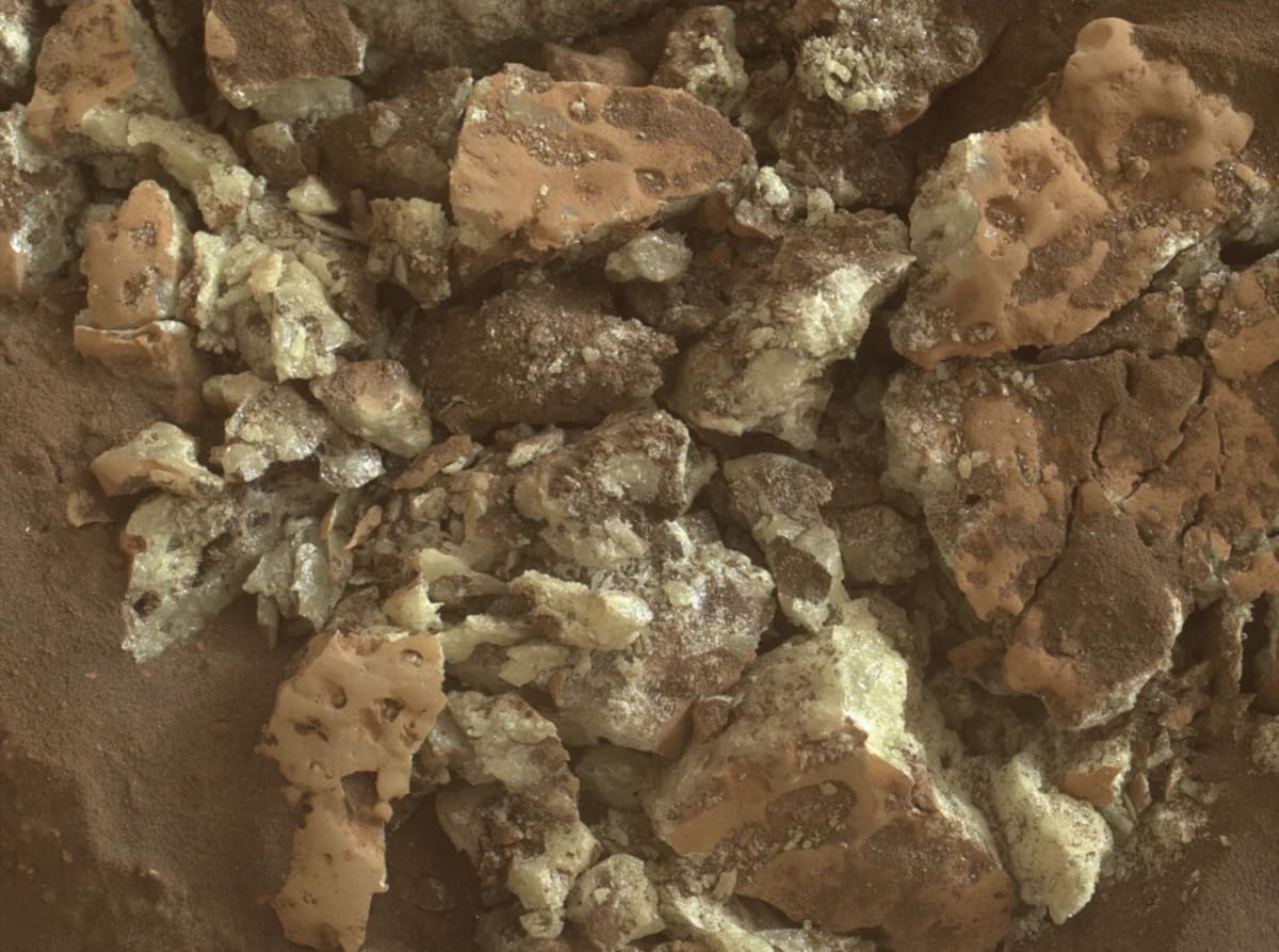 Cristales de azufre expuestos dentro de una roca tras ser aplastada por el rover Curiosity de la NASA en Marte el 30 de mayo de 2024