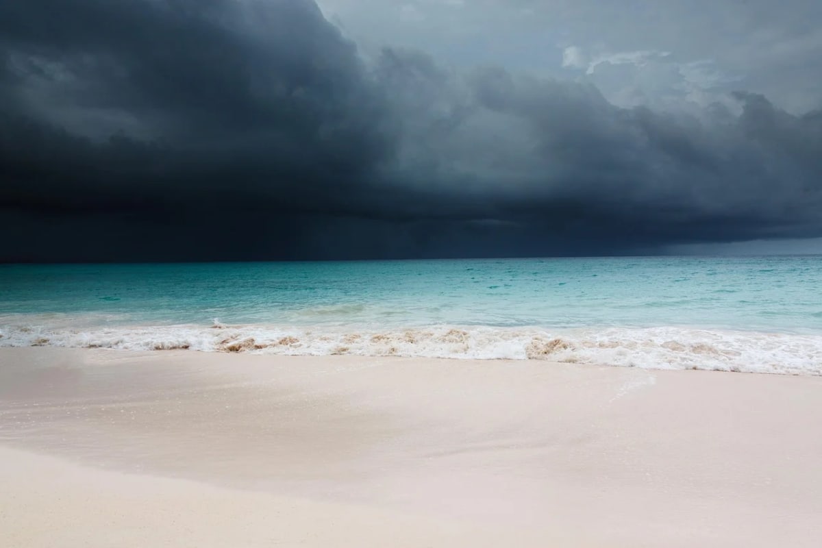 Cielo tormentoso sobre el mar en calma, escenario típico de formación de una depresión tropical en aguas cálidas.