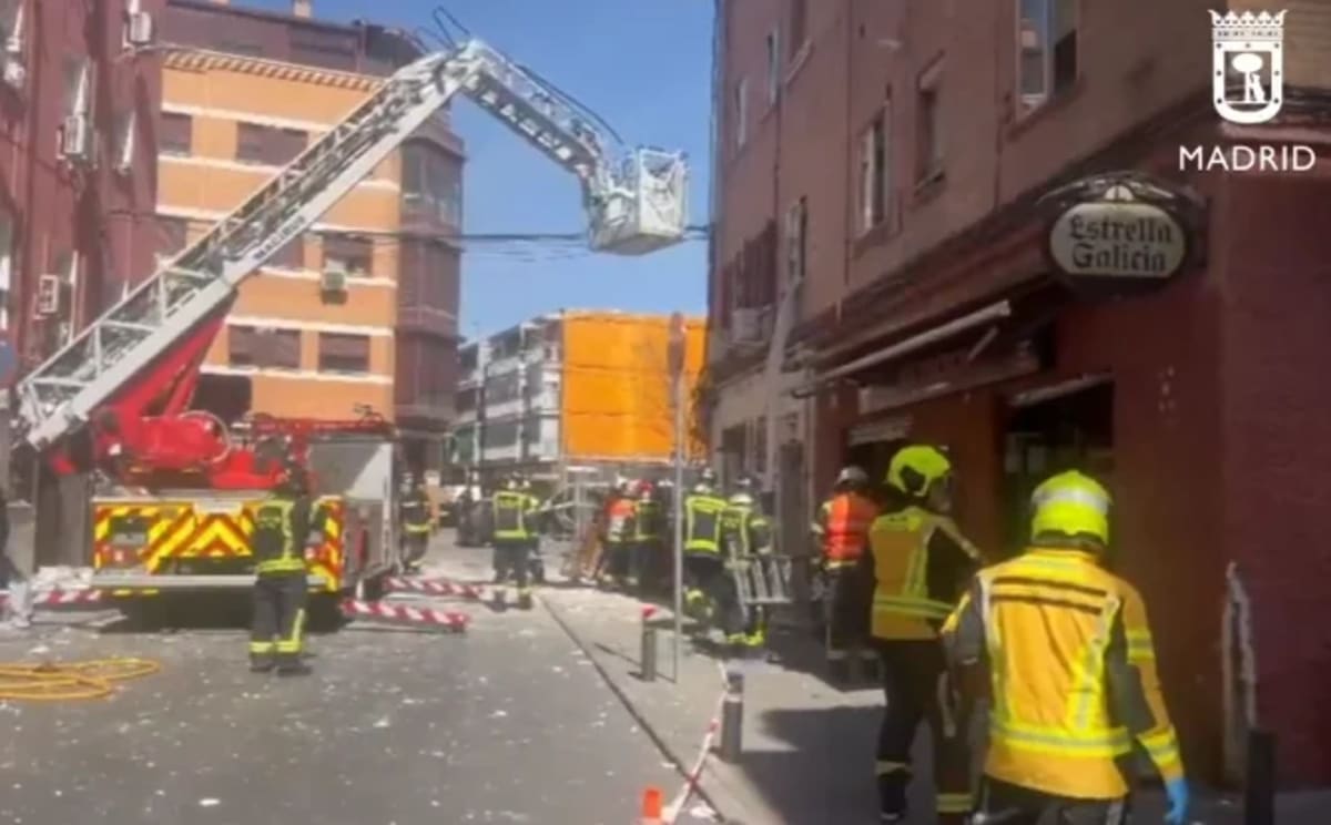 Bomberos de Madrid trabajando con grúa tras la explosión en un bar de Vallecas