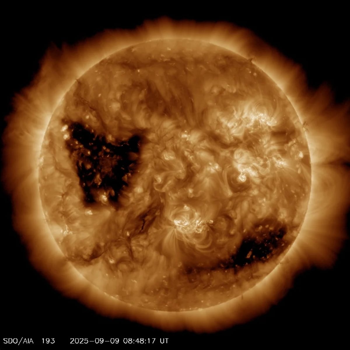 Superficie del Sol observada por el satélite SDO con detalles de actividad solar y eyecciones de plasma