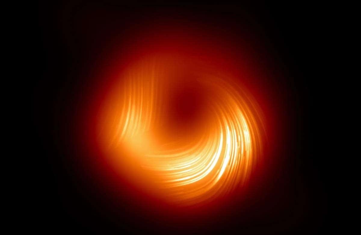 Imagen polarizada del agujero negro supermasivo M87 que muestra los campos magnéticos en el anillo de plasma brillante
