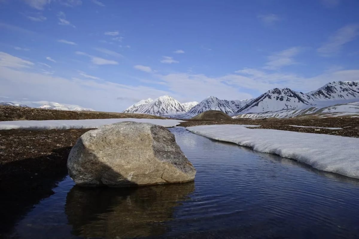 Paisaje de tundra ártica con permafrost continuo en la base