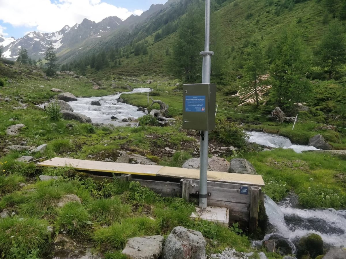 Instrumento instalado en un cauce del Tirol utilizado para registrar y controlar la descarga de agua en estudios hidrológico
