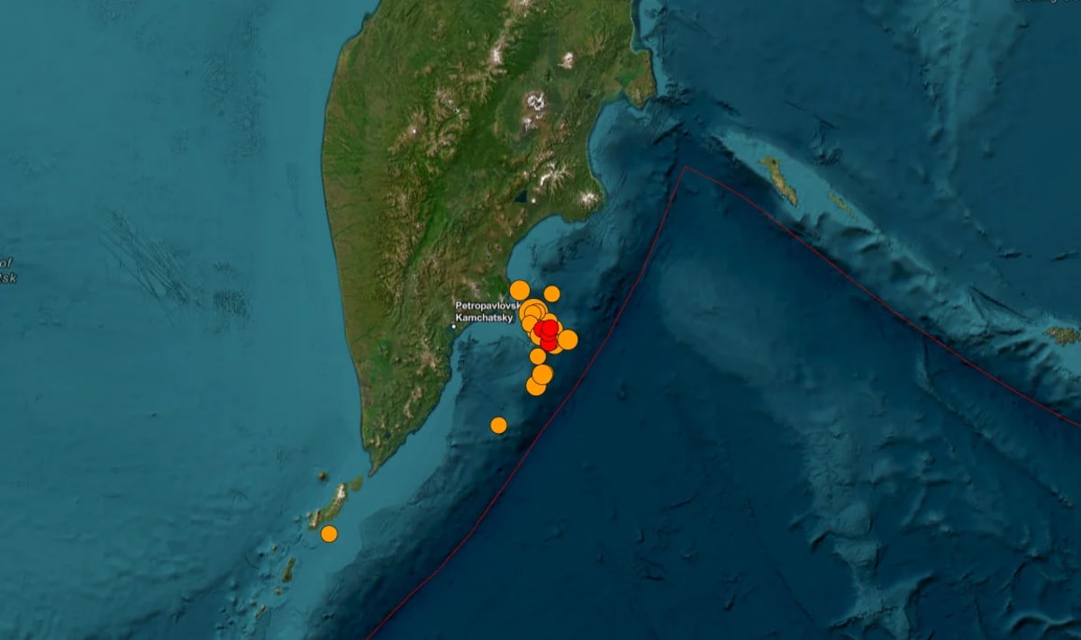 Mapa satelital de Kamchatka con los epicentros de los terremotos y réplicas recientes, según datos del USGS
