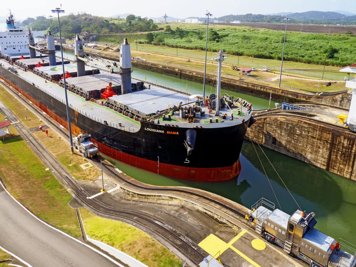 Buque de carga atravesando una esclusa del Canal de Panamá durante su tránsito