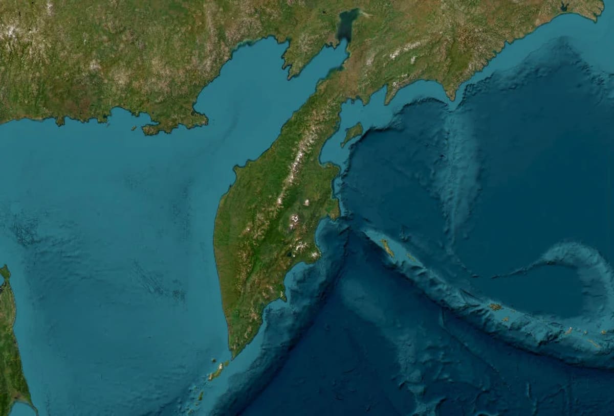 Vista satelital de la península de Kamchatka rodeada por el océano Pacífico