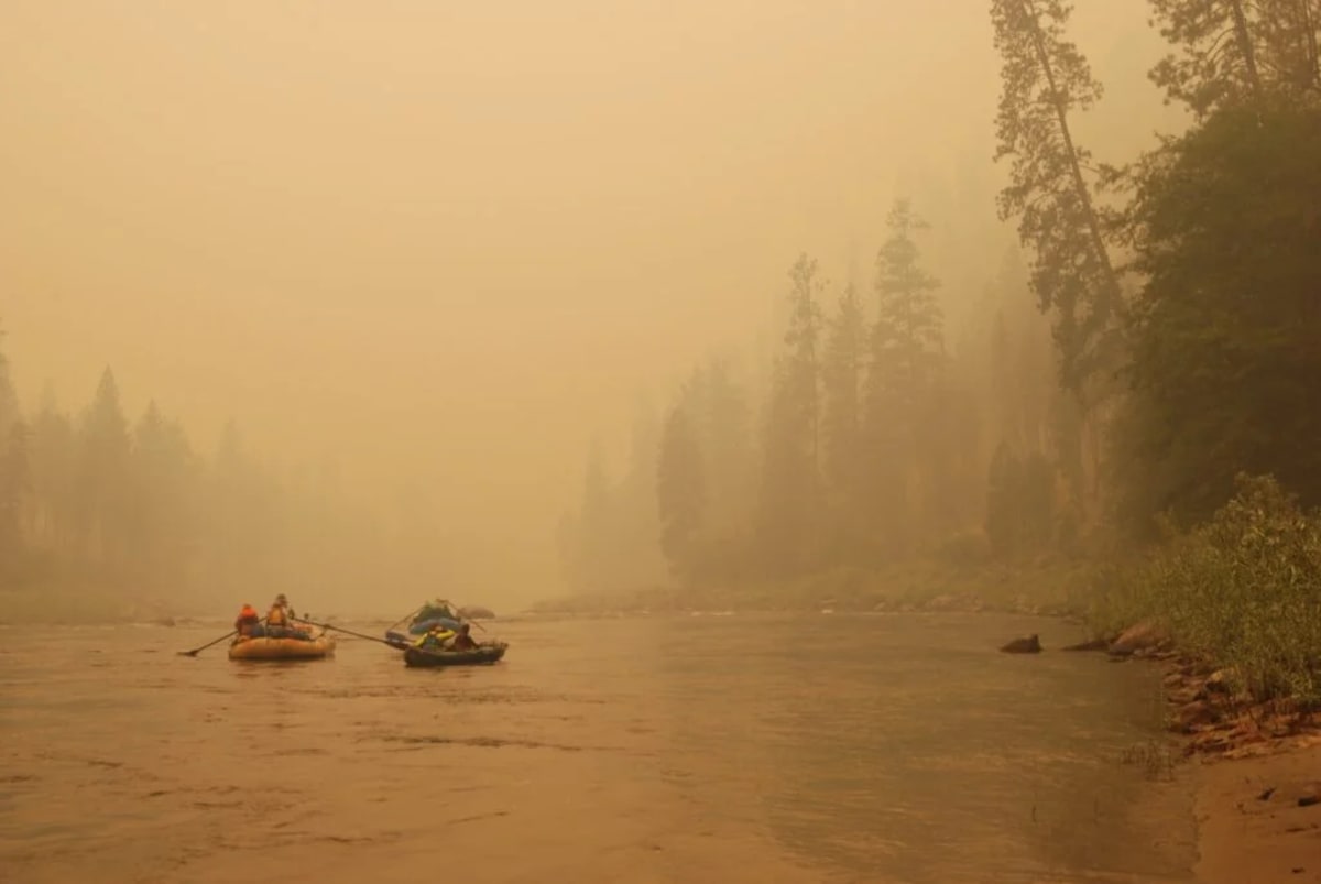 El humo del incendio Elkhorn en Idaho cubre el río Salmon el 31 de julio de 2023