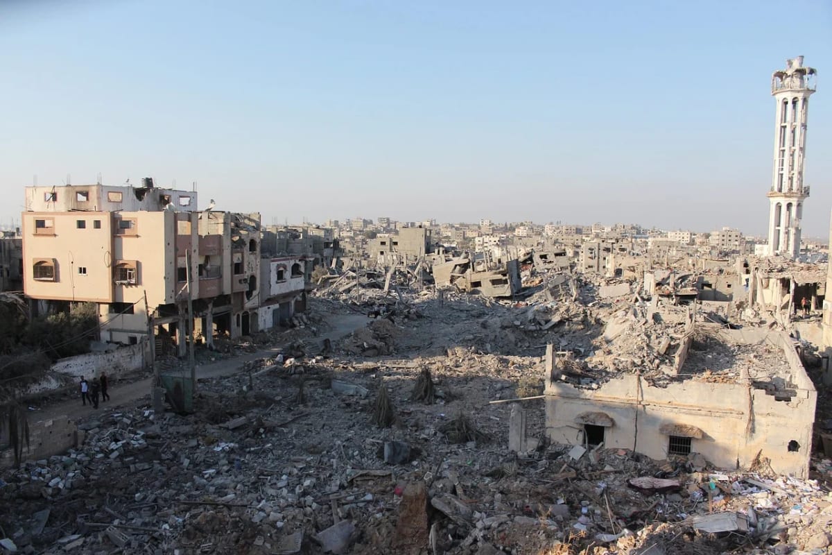 Vista panorámica de Gaza con edificios derrumbados y escombros tras un bombardeo