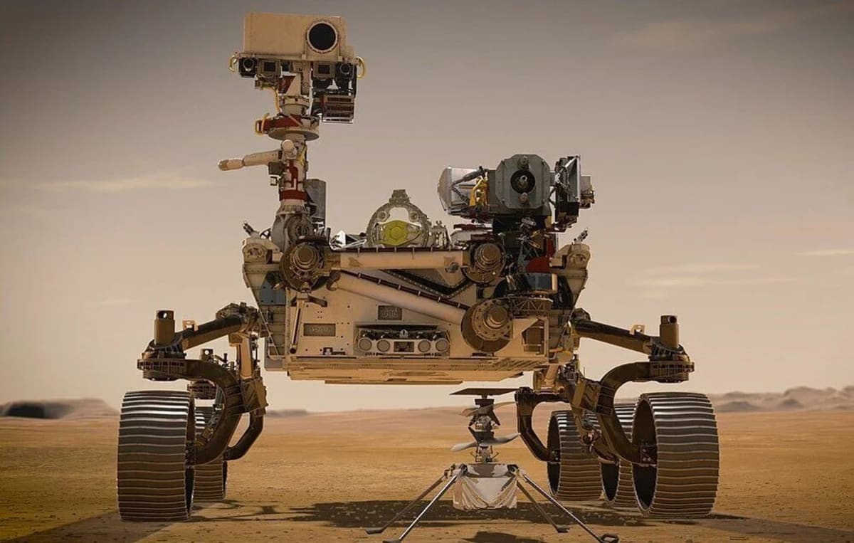 Vista frontal del rover Perseverance de la NASA/JPL-Caltech mostrando sus ruedas, cámara principal y el helicóptero Ingenuity en Marte