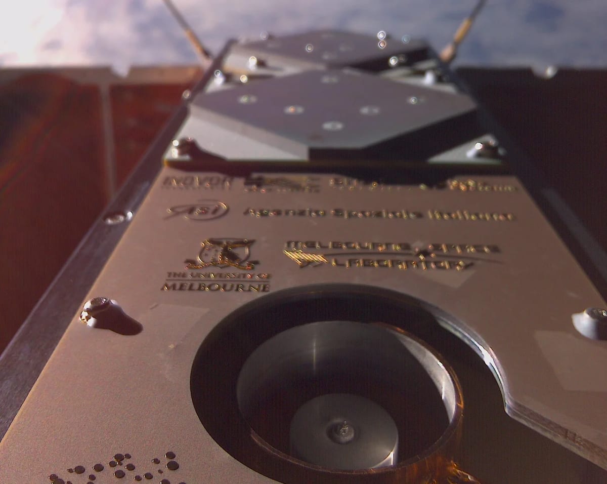 Selfie espacial captada por la cámara de SpIRIT tras finalizar la primera etapa de su misión en órbita.