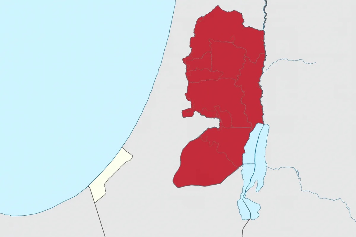 Mapa horizontal que muestra Cisjordania resaltada en rojo dentro del territorio palestino