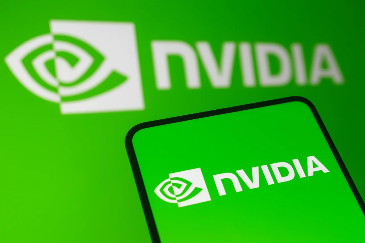 Logo de NVIDIA en pantalla de smartphone sobre fondo verde corporativo