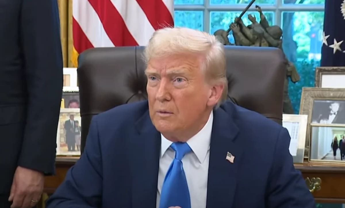 El presidente de Estados Unidos durante un acto oficial con banderas de fondo