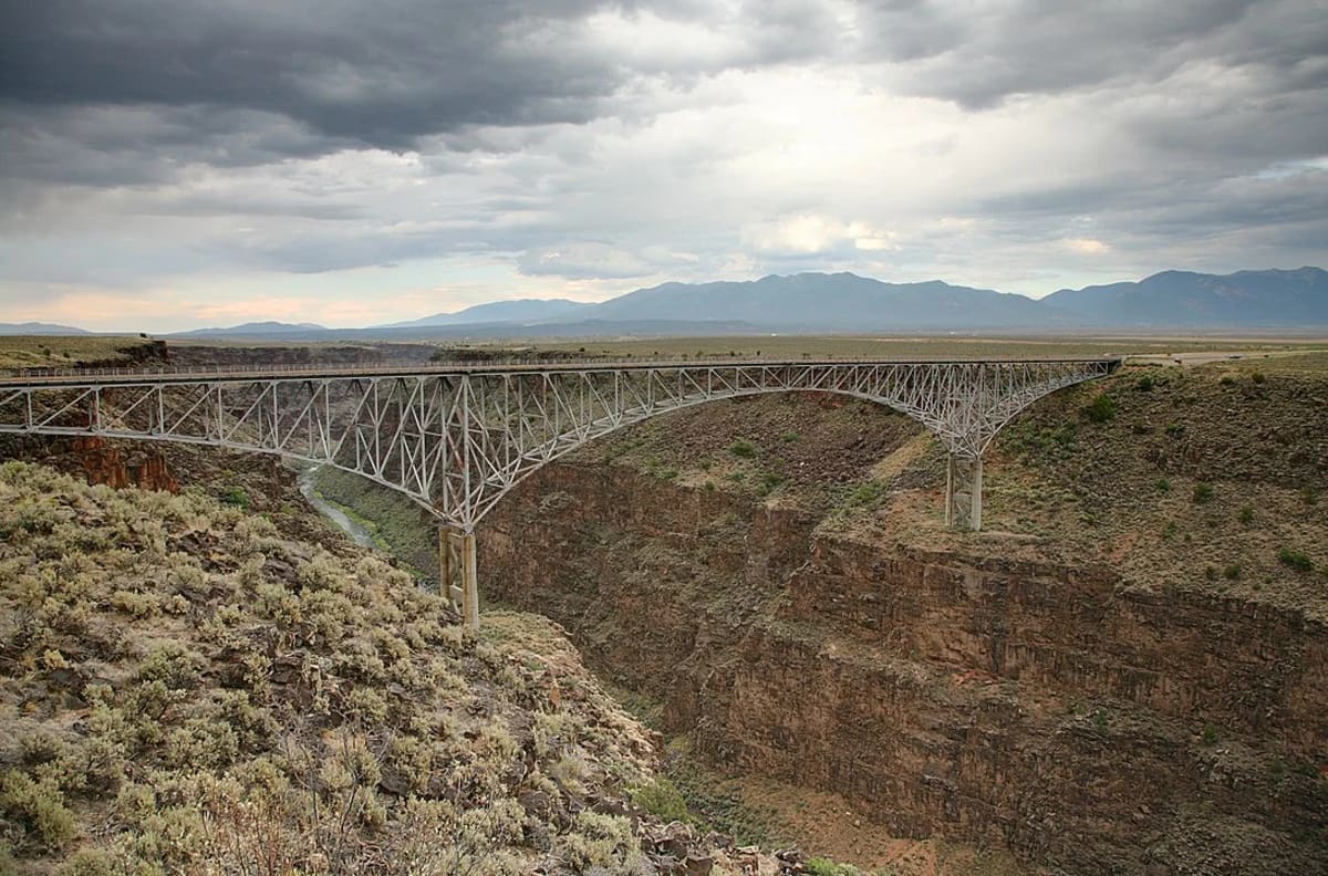 Vista panorámica del puente Río Grande Gorge en la Ruta 64 de Estados Unidos, cerca de Taos en Nuevo México