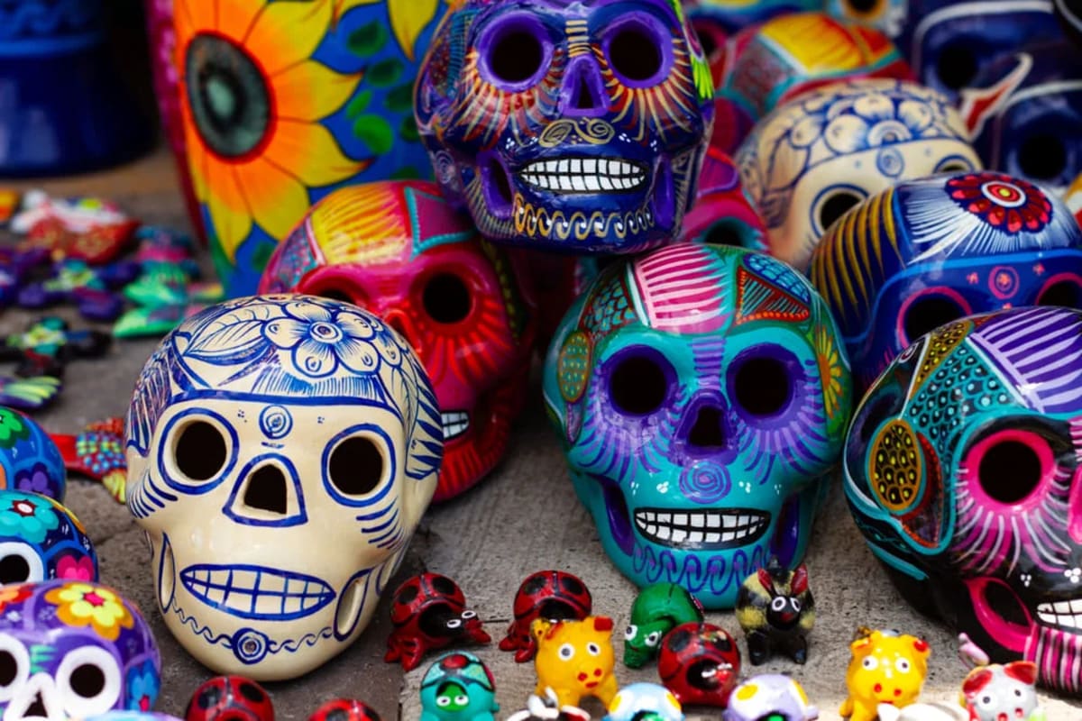 Artesanías de calaveras mexicanas multicolores en una feria