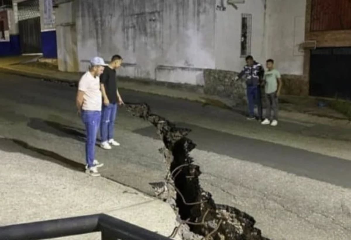 Grieta en el pavimento tras el terremoto de magnitud 6,3 en Venezuela, observada por vecinos en la calle