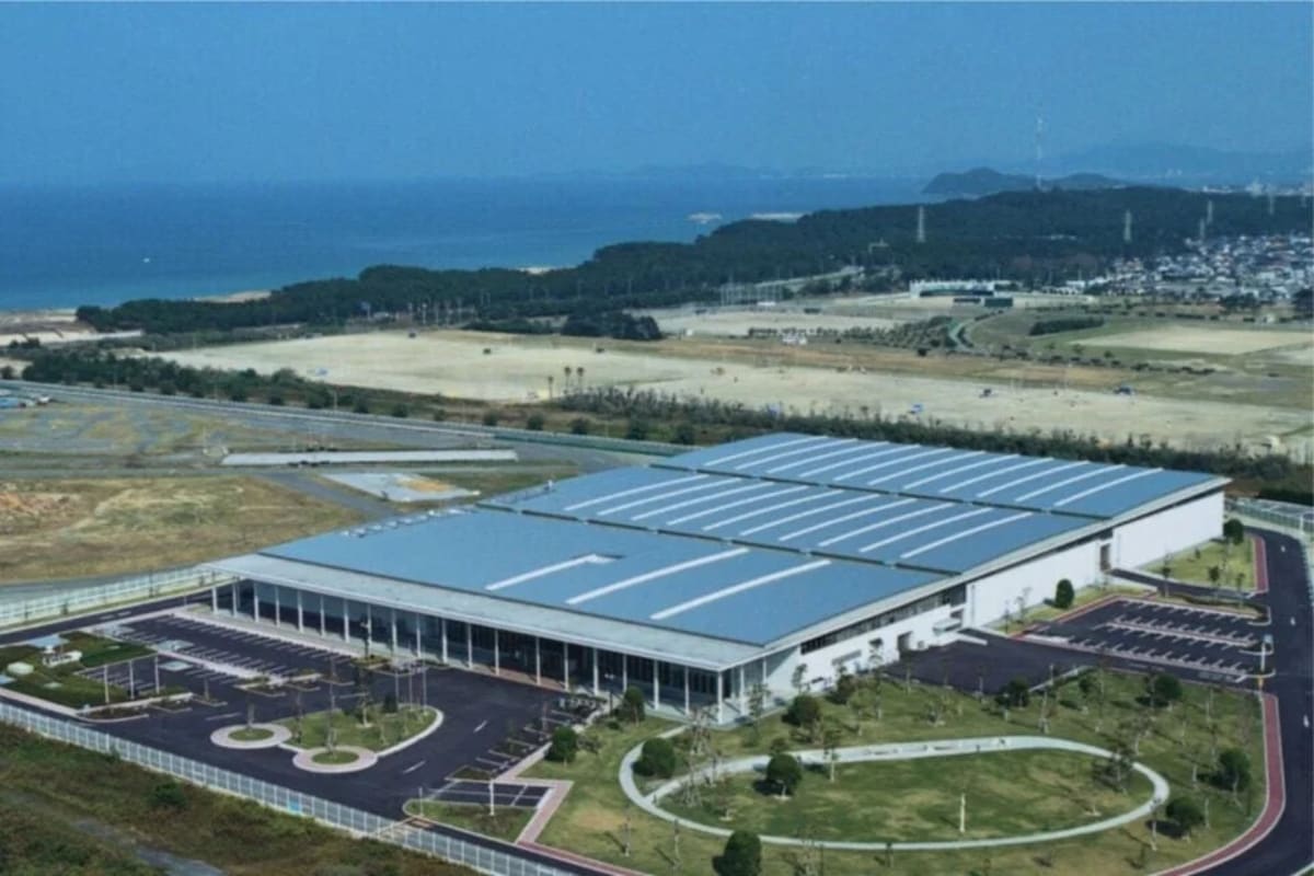 Fukuoka District Waterworks Agency en Japón, con techos cubiertos de paneles solares y el mar al fondo