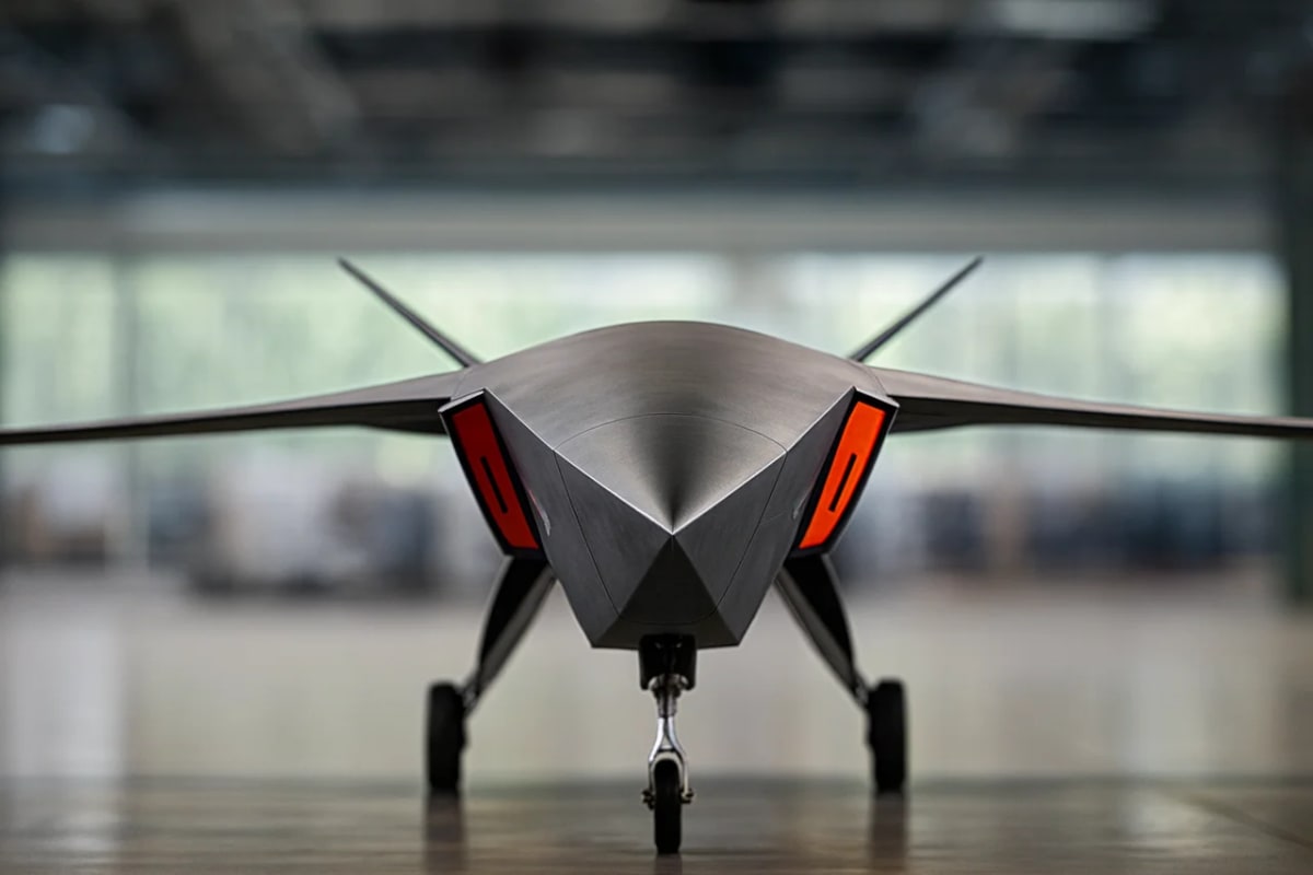Vista frontal de un dron de combate futurista presentado en Alemania, con diseño angular y detalles en rojo