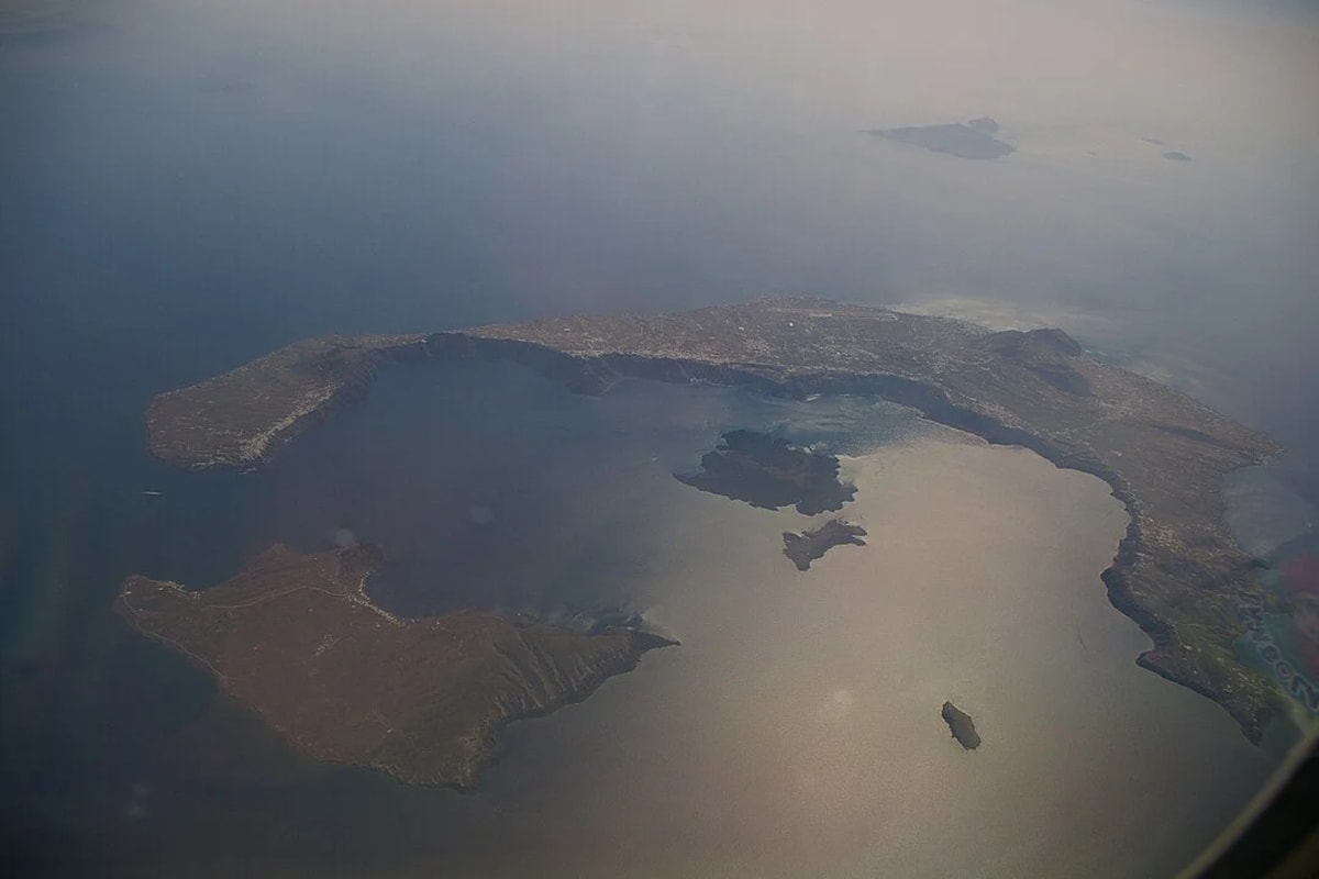 Vista aérea de la caldera volcánica de Santorini con sus islas en el centro