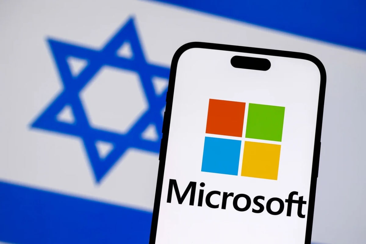 Teléfono con el logo de Microsoft frente a la bandera de Israel