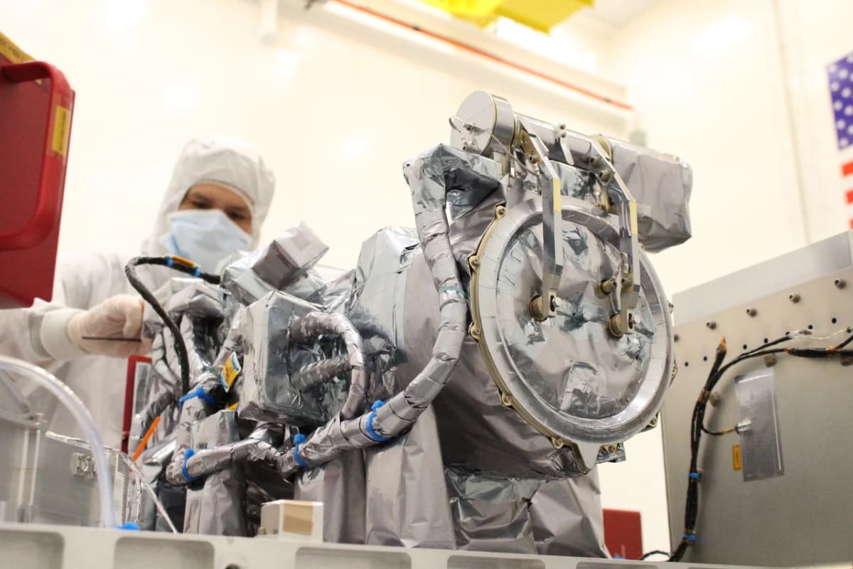 Técnico eléctrico del NRL trabajando en la puesta a tierra del Coronógrafo Compacto-2 integrado en el satélite SWFO-L1 de la NOAA