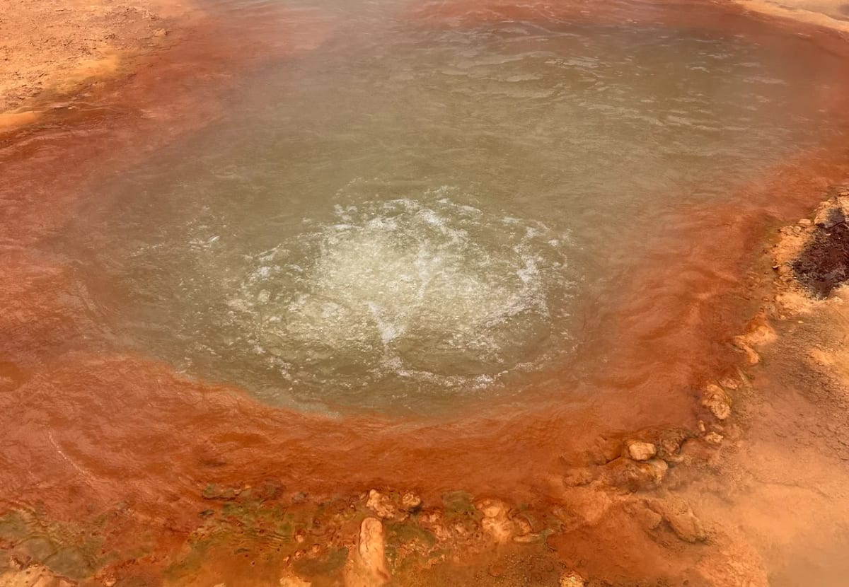 Vista panorámica de una fuente termal en invierno con agua burbujeante de CO2