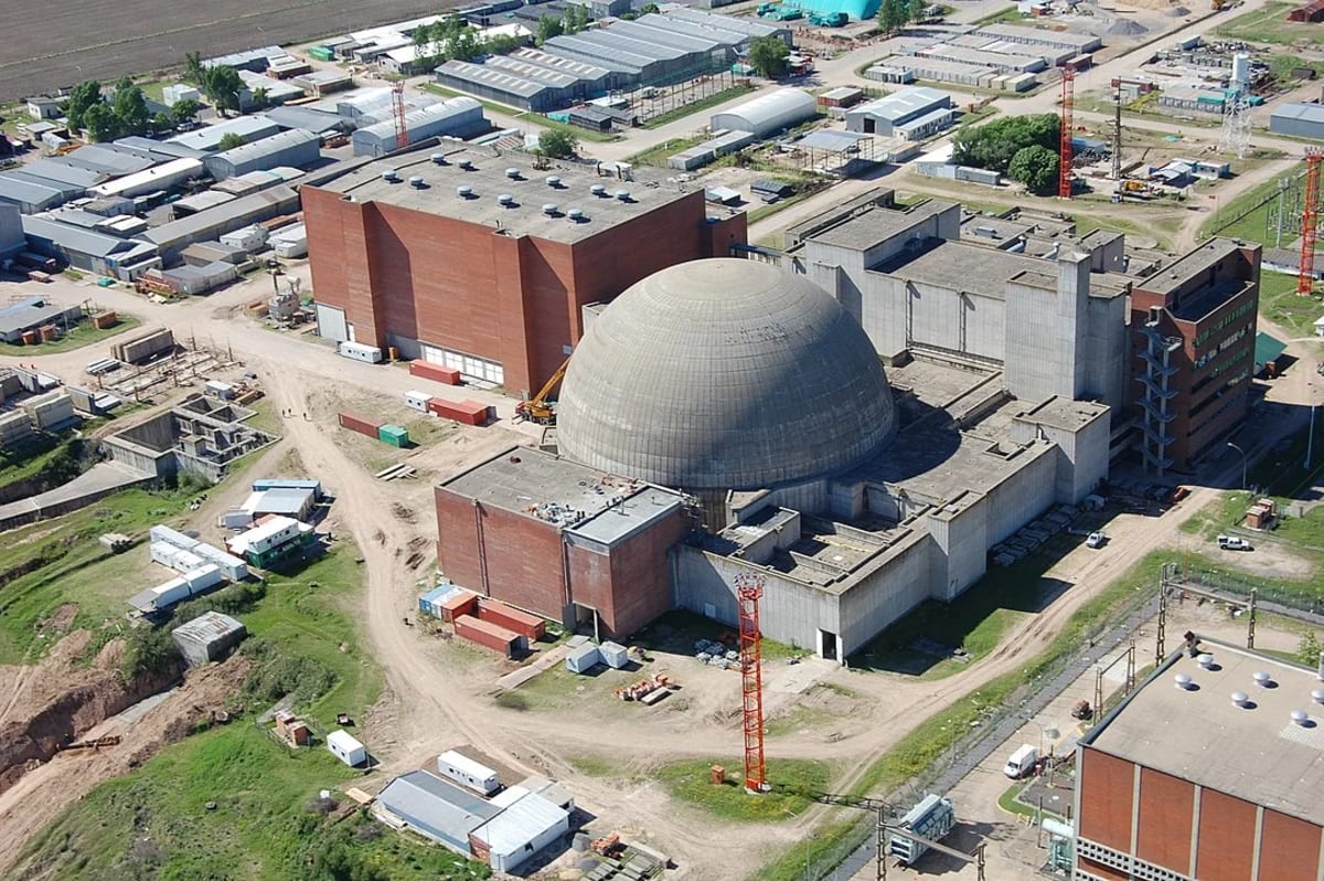 Cúpula de hormigón y edificios auxiliares de la Central Nuclear Atucha II en Buenos Aires, parte clave del plan energético argentino