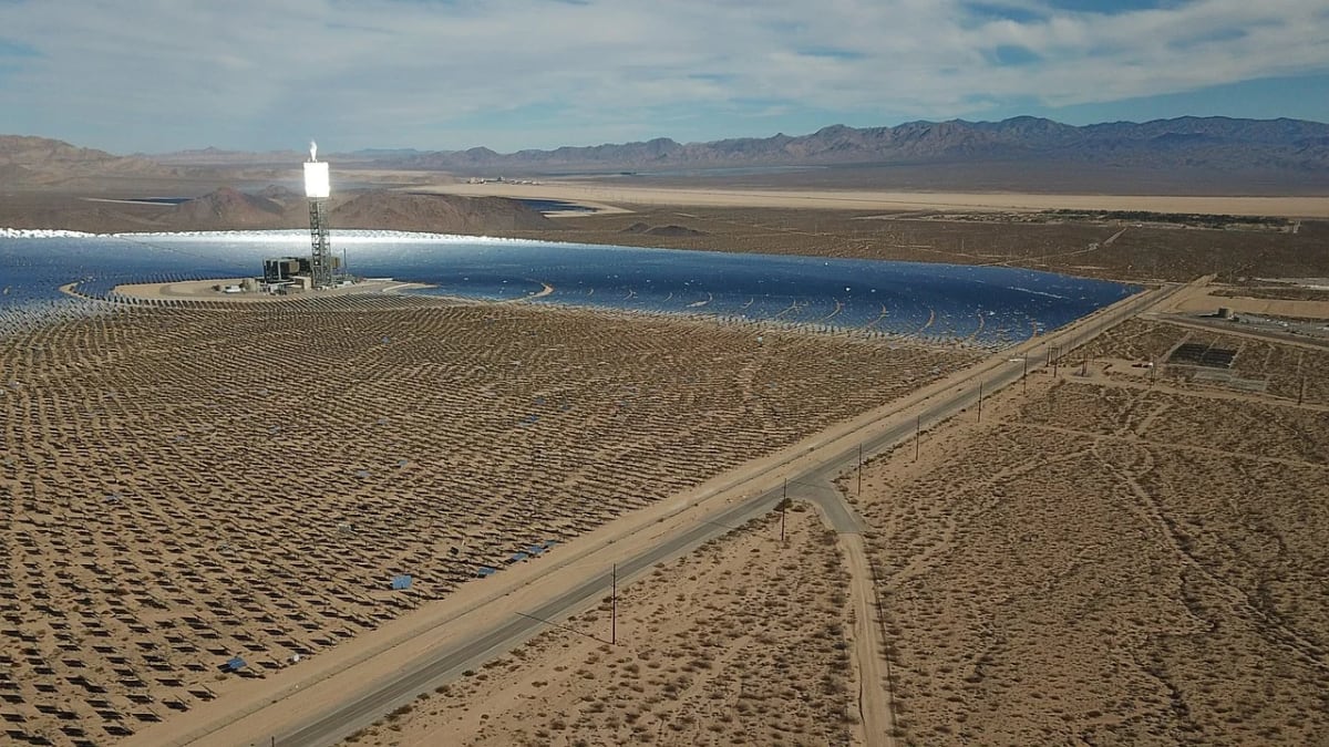 Vista aérea de la planta termosolar Ivanpah en el desierto de Mojave