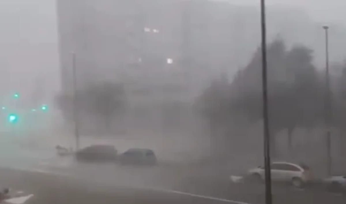 Calles anegadas por fuertes lluvias en Valencia con escasa visibilidad