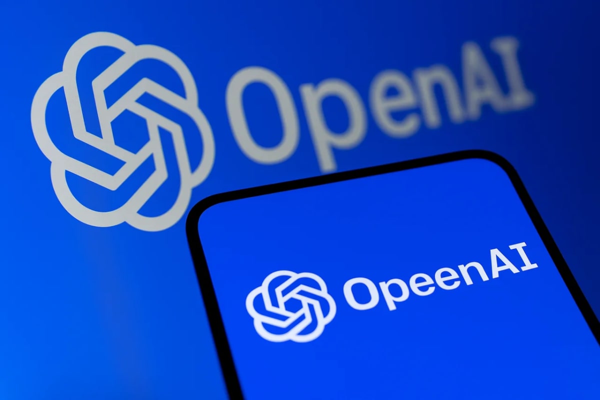 Logotipo de OpenAI en color blanco sobre fondo azul, mostrado en la pantalla de un dispositivo móvil en primer plano