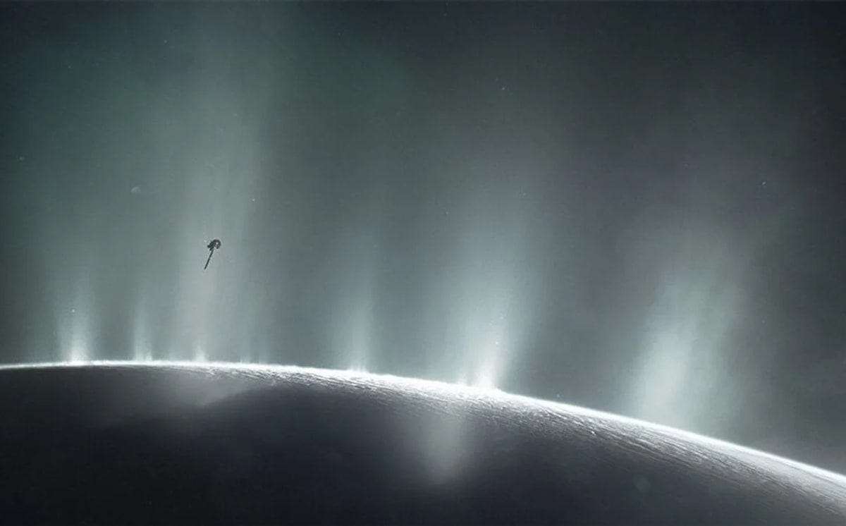 Nave Cassini atravesando los chorros de agua helada expulsados desde la superficie de Encélado