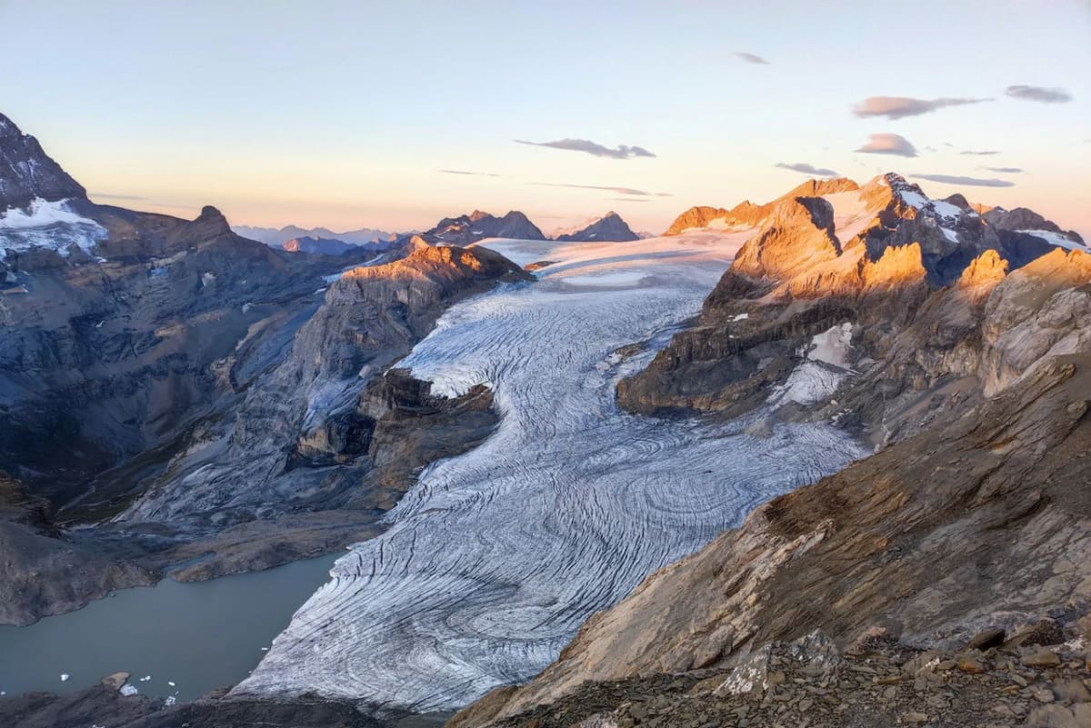 Vista del glaciar Claridenfirn completamente sin nieve a finales del verano de 2025