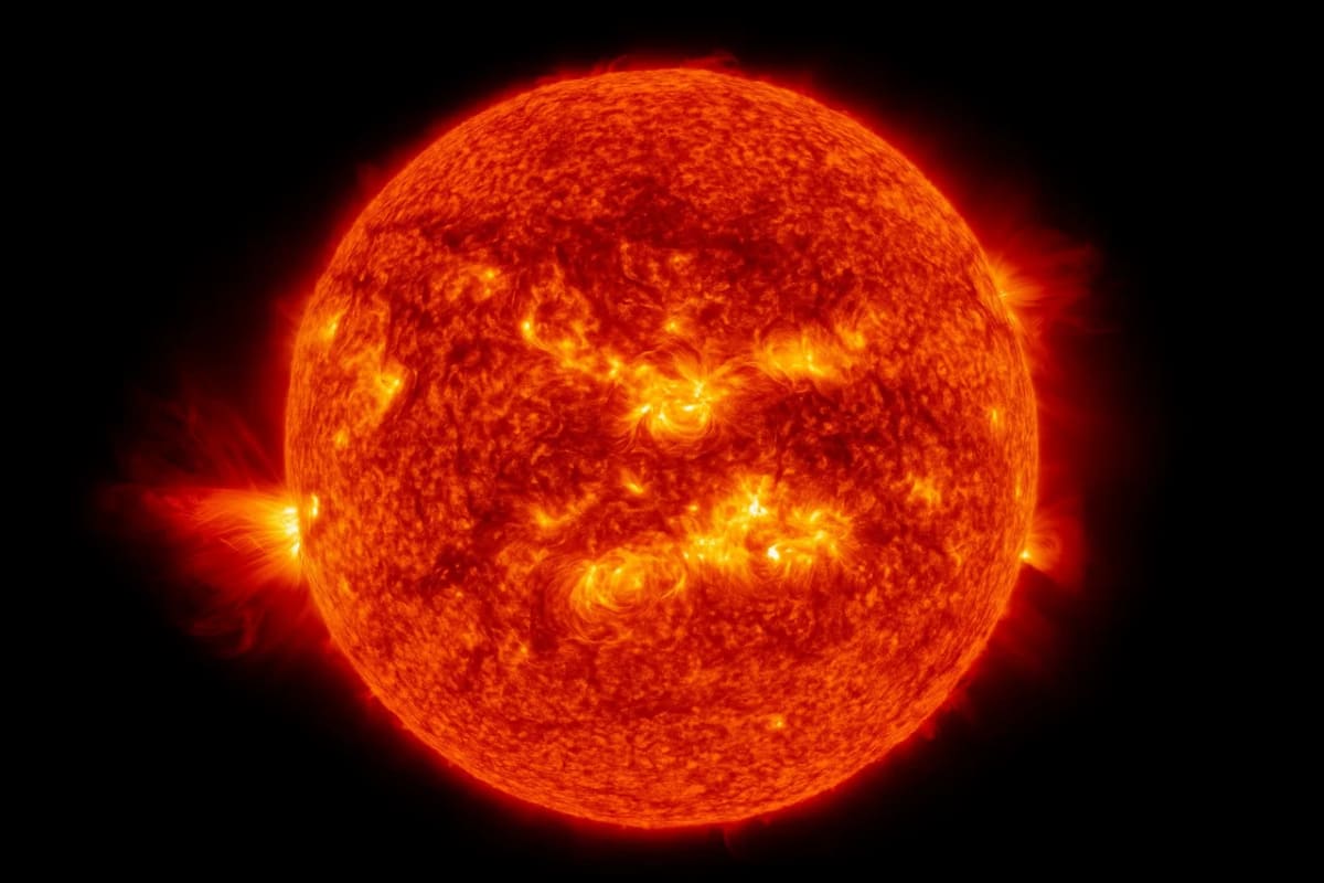 Superficie del Sol con intensas llamaradas y eyecciones de plasma captadas en alta resolución durante una erupción solar