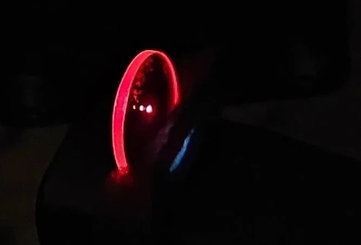 Película delgada que emite un resplandor rojo en estado excitado de doblete radical