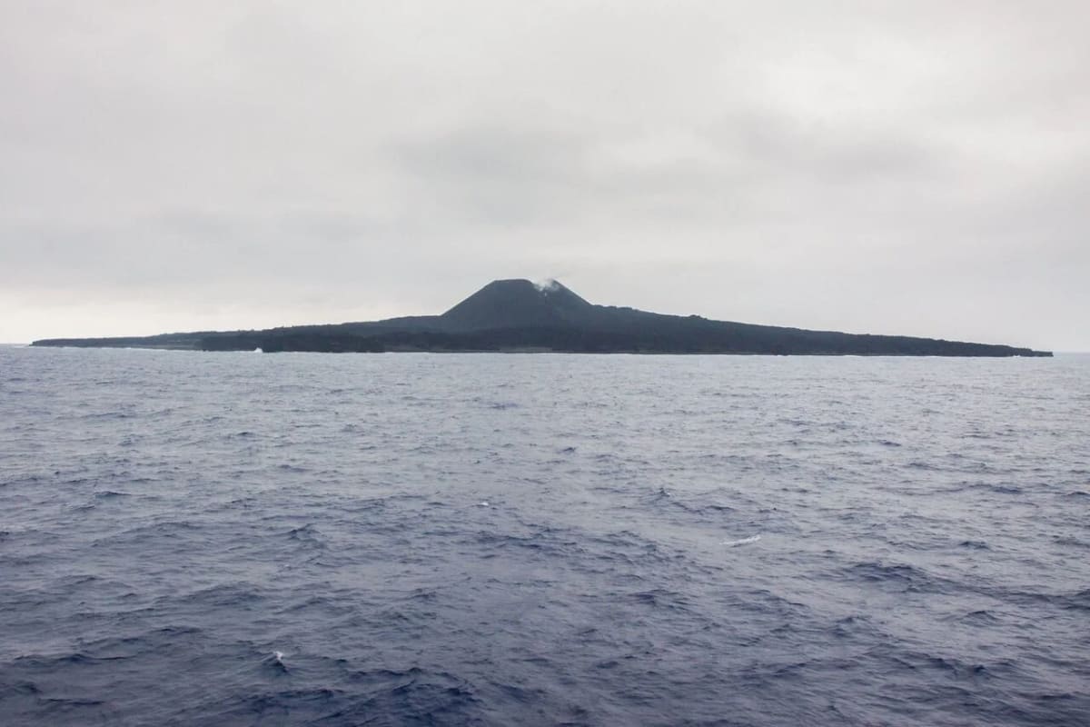 Isla Nishinoshima en Japón con actividad volcánica