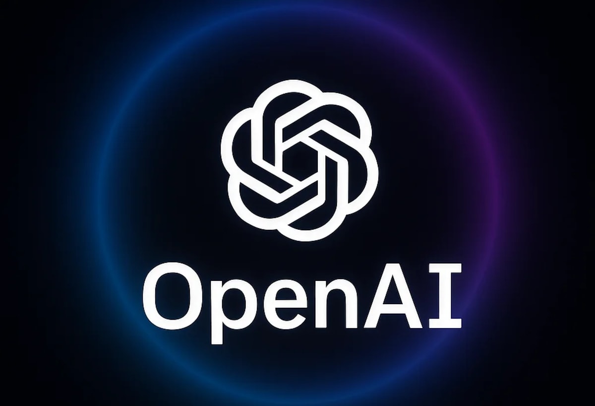 Logo de OpenAI en el centro sobre un fondo oscuro con halo azul y violeta brillante que resalta la marca