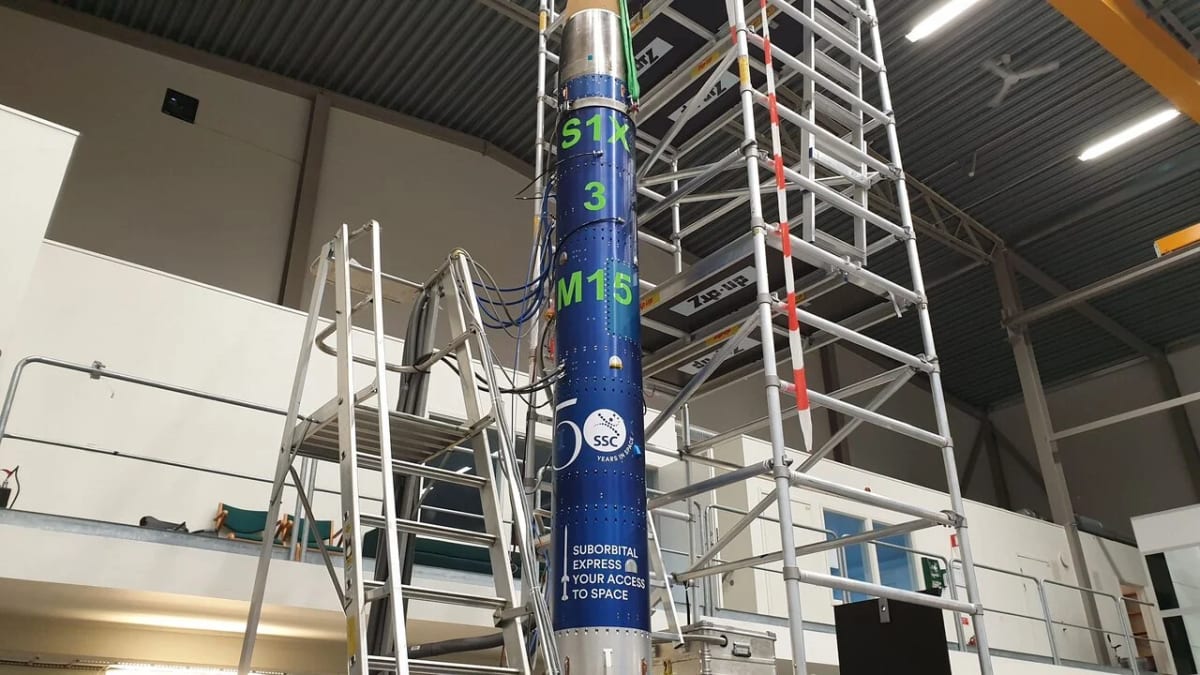 Sección de carga útil del cohete sonda Suborbital Express 3 M15 59 en la plataforma de ensamblaje