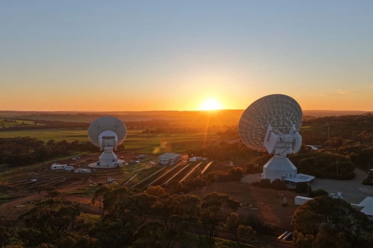 Antena de espacio profundo de 35 metros de la ESA en construcción junto a la existente en la estación de New Norcia, Australia