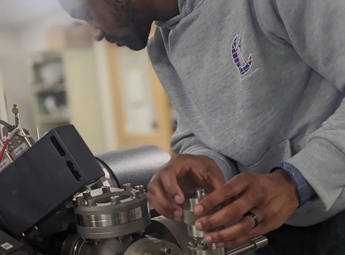 Investigador ajusta un espectrómetro de iones secundarios para examinar muestras del Apolo 17