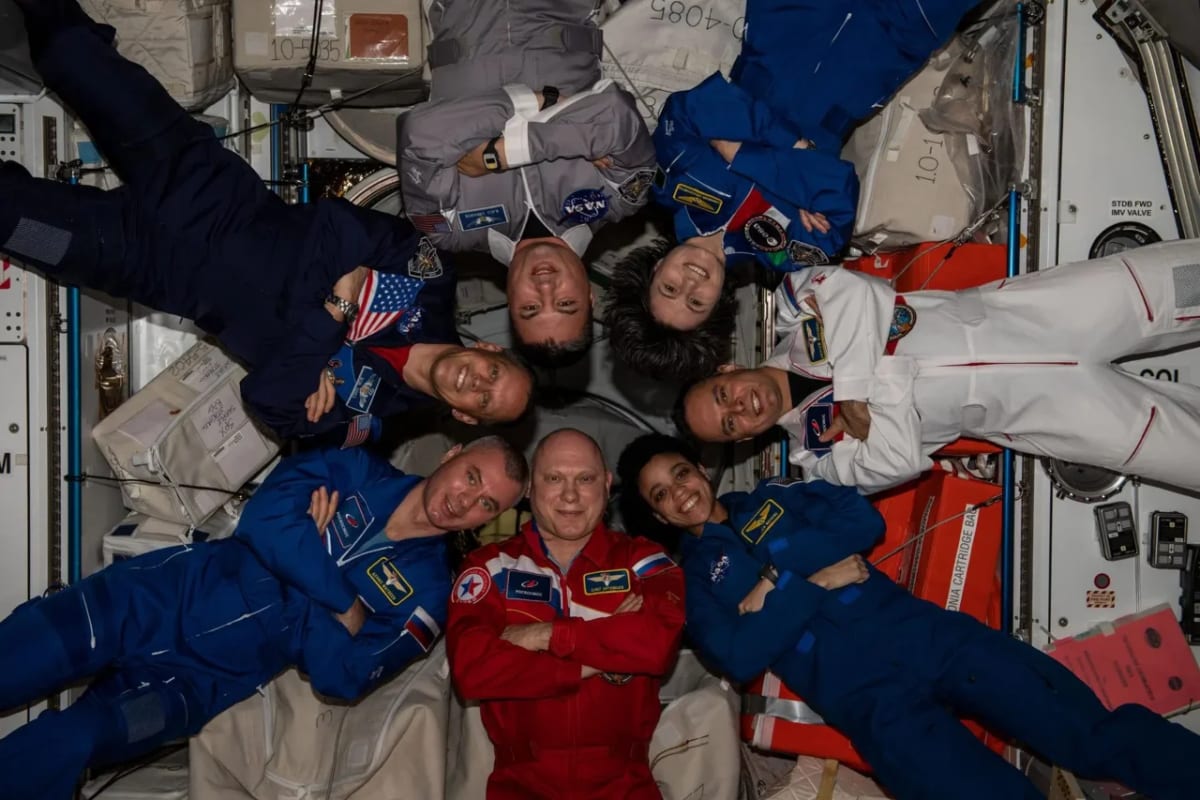 Equipo de astronautas trabajando a bordo de la estación espacial