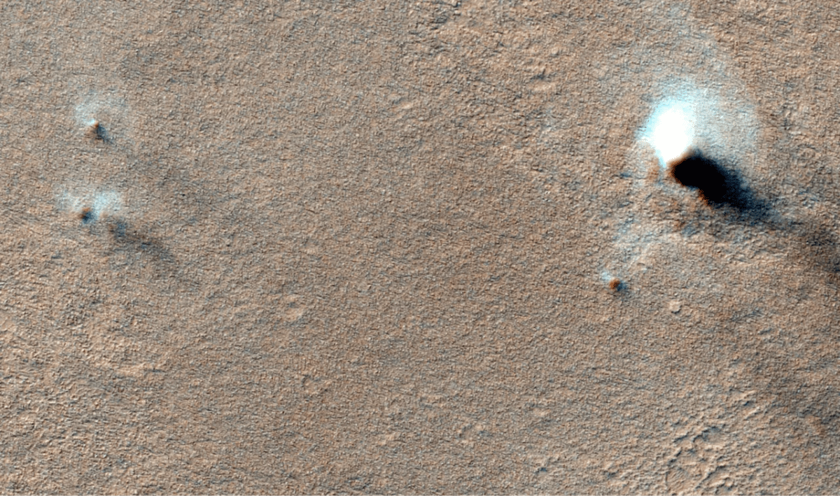 Remolino de polvo desplazándose por la superficie de Marte