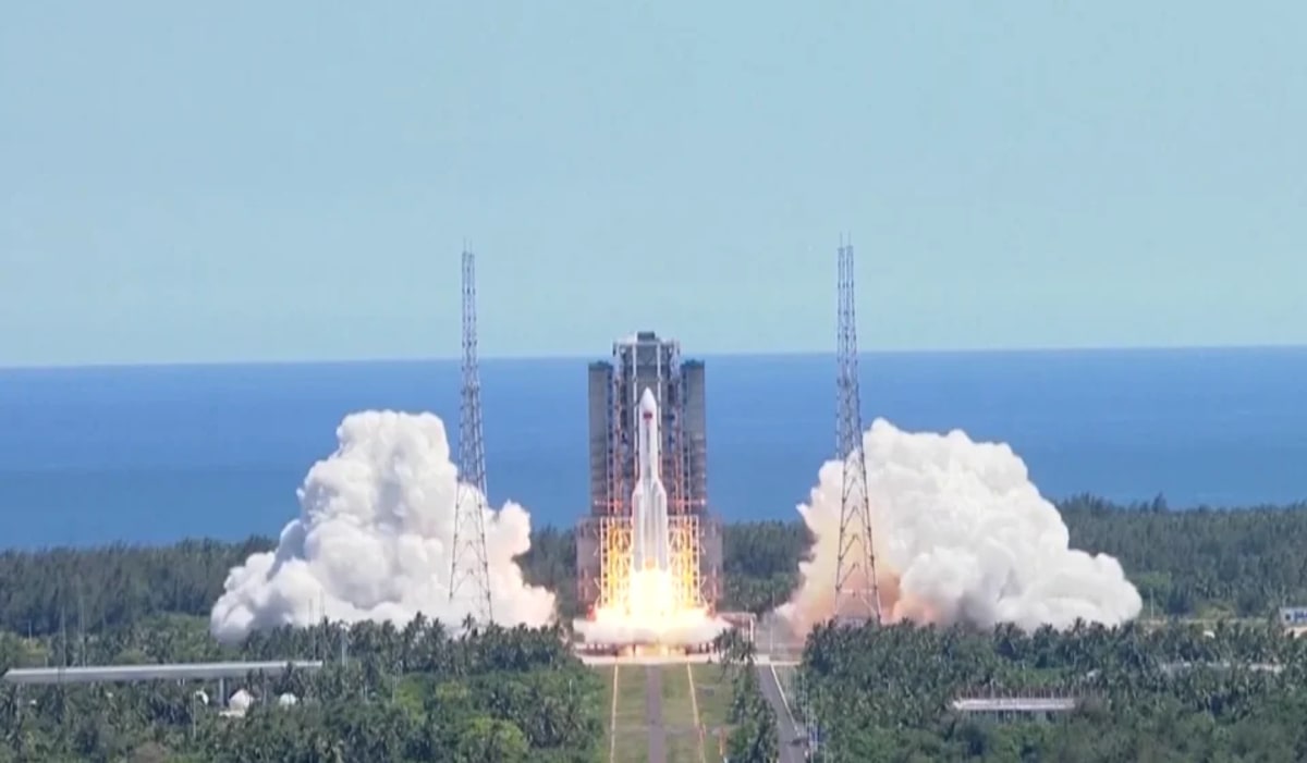 Lanzamiento de un cohete chino desde el Centro Espacial de Wenchang