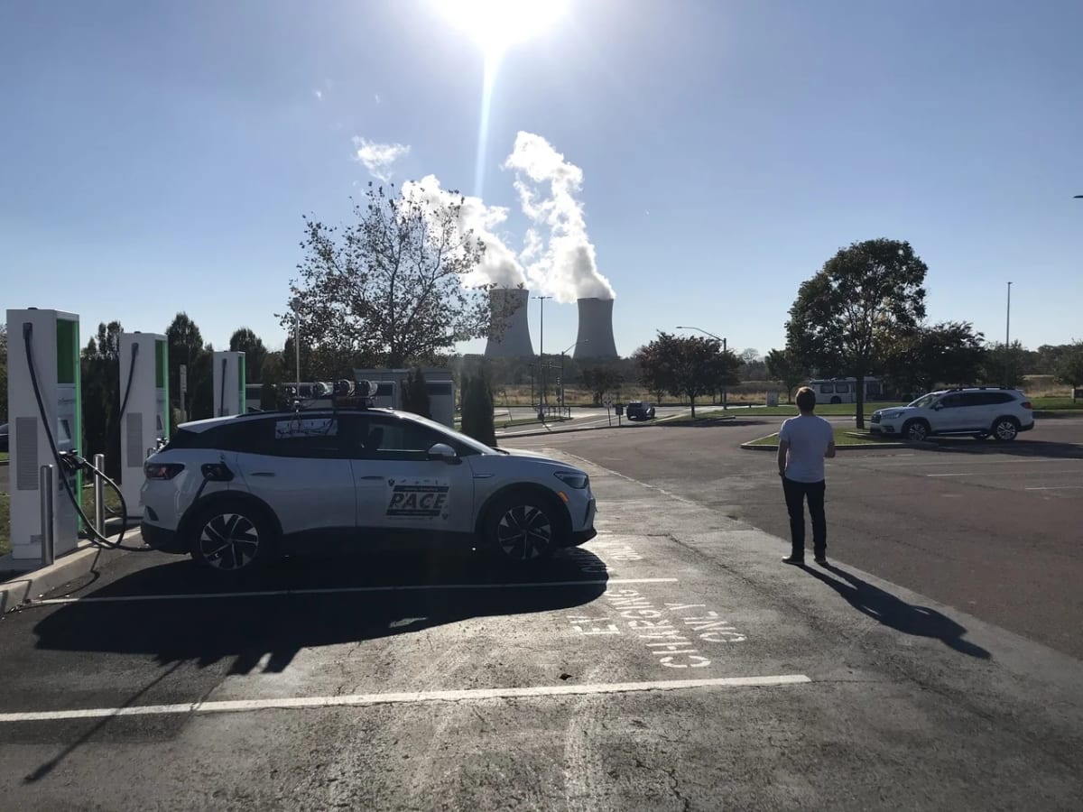 Investigadores de ingeniería de la Universidad de Princeton realizando mediciones de emisiones en una planta industrial
