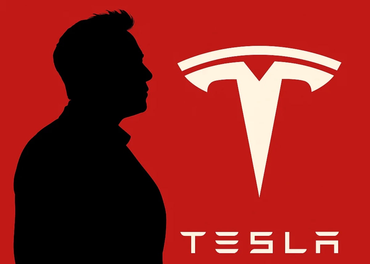Silueta de Elon Musk frente al logotipo rojo de Tesla sobre fondo oscuro